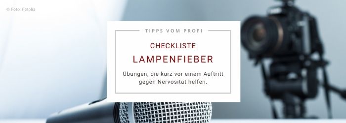 Ein unscharfer Hintergrund zeigt ein Mikrofon und eine Kamera. Eine Bildunterschrift im Vordergrund lautet: „Tipps vom Profi: Checkliste Lampenfieber. Übungen, die kurz vor einem Auftritt gegen Nervosität helfen.“ Schlagworte: Tipps gegen Lampenfieber