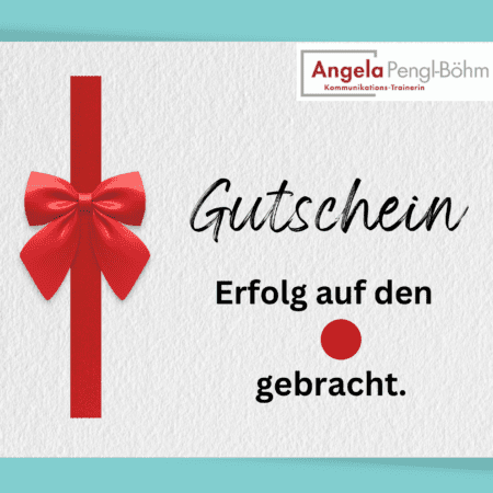 Ein Weiterbildungs-Gutschein-Weihnachten mit weißem Hintergrund und rotem Band und Schleife auf der linken Seite. Der Text lautet „Gutschein“ in großer Kursivschrift und darunter „Erfolg auf den Punkt gebracht“. Oben rechts steht der Name „Angela Pengl-Böhm“ mit dem Titel „Kommunikations-Trainerin“. Perfekt für die persönliche Weiterentwicklung.