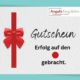 Ein Weiterbildungs-Gutschein-Weihnachten mit weißem Hintergrund und rotem Band und Schleife auf der linken Seite. Der Text lautet „Gutschein“ in großer Kursivschrift und darunter „Erfolg auf den Punkt gebracht“. Oben rechts steht der Name „Angela Pengl-Böhm“ mit dem Titel „Kommunikations-Trainerin“. Perfekt für die persönliche Weiterentwicklung.