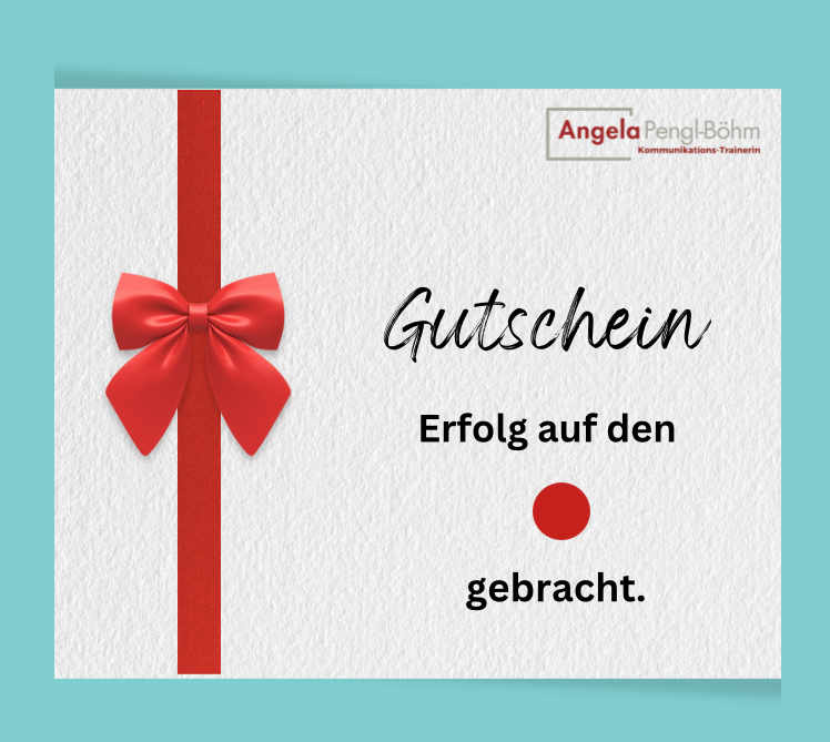 Der Weiterbildungs-Gutschein X-mas mit rotem Band, Schleife links, dem Text "Gutschein Erfolg auf den Punkt gebracht" und dem Logo "Angela Pengl-Böhm Kommunikationstrainerin" oben rechts - perfekt für persönliche Weiterentwicklung.