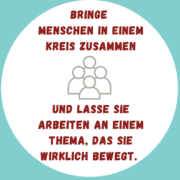 Ein Informationsplakat mit Text auf Deutsch. Auf der Oberseite steht „Angela Pengl-Böhm Kommunikations-Trainerin“. Im Haupttext heißt es: „Bringe Menschen in einem Kreis zusammen und lasse sie arbeiten an einem Thema, das sie wirklich bewegt.“ Unten: „Ruth Seliger zum Thema Moderation“ mit der Moderations-Methode. Eine Ikone der Menschen im Mittelpunkt.
