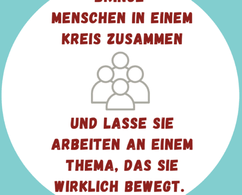 Ein Informationsplakat mit Text auf Deutsch. Auf der Oberseite steht „Angela Pengl-Böhm Kommunikations-Trainerin“. Im Haupttext heißt es: „Bringe Menschen in einem Kreis zusammen und lasse sie arbeiten an einem Thema, das sie wirklich bewegt.“ Unten: „Ruth Seliger zum Thema Moderation“ mit der Moderations-Methode. Eine Ikone der Menschen im Mittelpunkt.