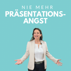 Eine lächelnde Frau in weißer Bluse und hellem Blazer steht mit ausgebreiteten Armen vor türkisem Hintergrund. Über ihr steht der Text „NIE MEHR PRÄSENTATIONSANGST“ und zeigt damit, wie effektiv unser Online-Videokurs dabei hilft, Ihre Präsentationsangst zu überwinden.