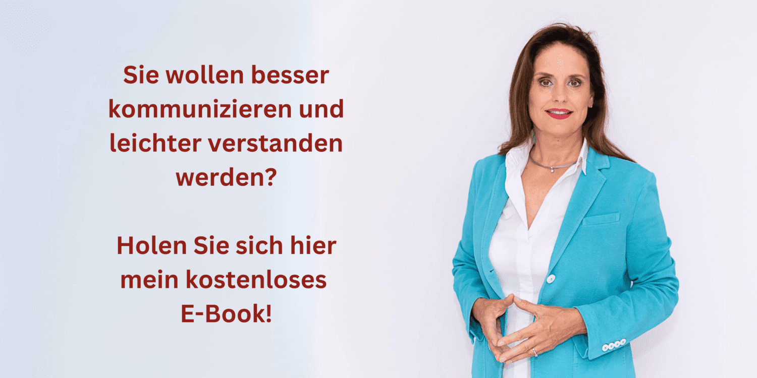 Vor einem hellen Hintergrund steht eine Frau mit langen braunen Haaren, die einen hellblauen Blazer und ein weißes Hemd trägt. Der Text auf dem Bild lautet: „Sie wollen besser kommunizieren und leichter verstanden werden? Holen Sie sich hier mein kostenloses E-BOOK „9 Tipps für gute Kommunikation“!