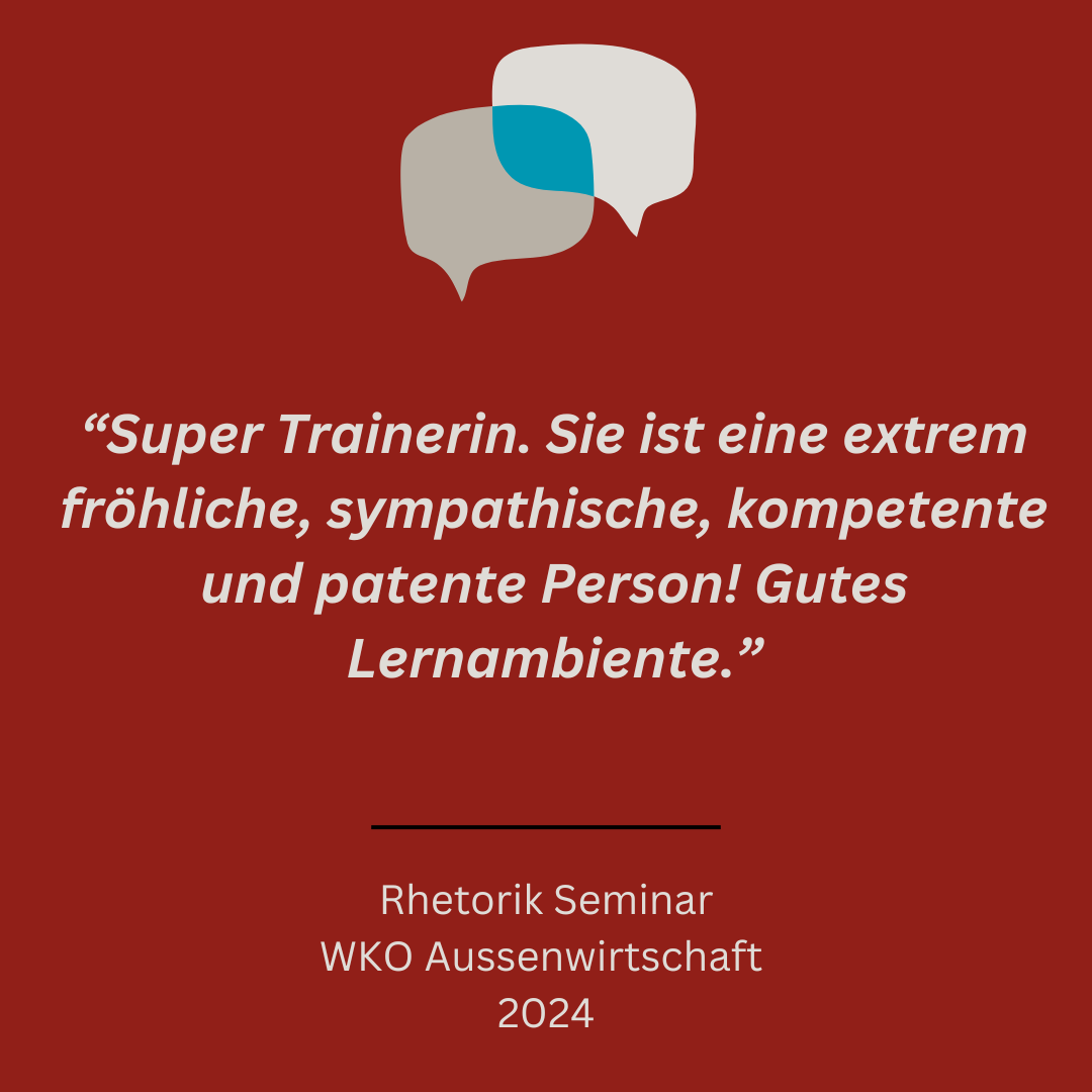 Ein Zitat auf Deutsch auf rotem Hintergrund mit zwei überlappenden Sprechblasen oben. Der Text lautet: „Super Trainerin. Sie ist eine extrem fröhliche, sympathische, kompetente und patente Person! Gutes Lernambiente.“ Nachfolgend finden Sie das „Rhetorik-Seminar WKO Aussenwirtschaft 2024“.