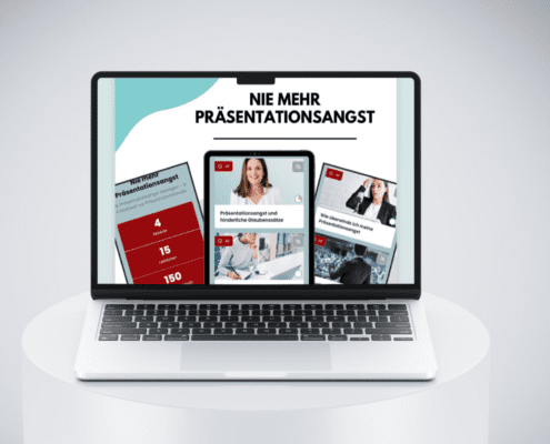 Ein Laptop, auf dem verschiedene Bildschirme zum Thema Überwindung von Präsentationsangst angezeigt werden. Der Text auf dem Bildschirm ist auf Deutsch und lautet „Online-Videokurs: Nie mehr Präsentationsangst“. Der Hintergrund enthält Abbildungen und Tools für Präsentationen, die Ihnen helfen sollen, selbstbewusst zu präsentieren.