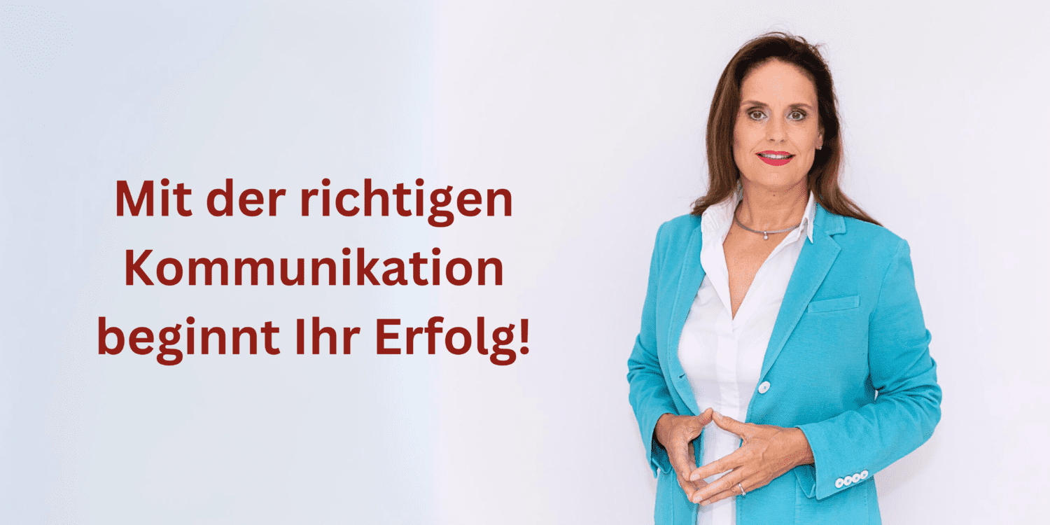 Eine Frau in einem blauen Blazer und einem weißen Hemd steht vor einem hellen Hintergrund. Der Text neben ihr lautet: „Mit der richtigen Kommunikation beginnt Ihr Erfolg!“ Perfekt für alle, die ein erstklassiges Kommunikationstraining in Wien suchen.