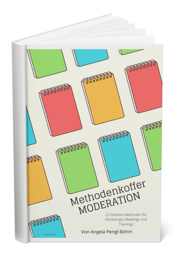 Ein Buchcover mit lebendigen Illustrationen spiralgebundener Notizbücher. Der Titel lautet „Methodenkoffer Moderation“ von Angela Pengl-Böhm. Im Subtext werden 22 beliebte Methoden für Workshops, Meetings, Trainings und digitale Weiterbildung vorgestellt.