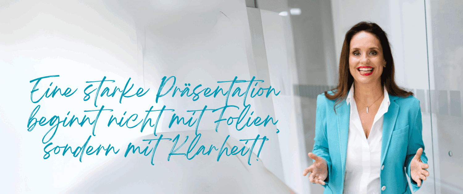 Eine lächelnde Frau in einem türkisfarbenen Blazer steht in einem modernen Büroflur. Der deutsche Text lautet: "Eine starke Präsentation beginnt nicht mit Folien, sondern mit Klarheit!", was bedeutet: "Eine starke Präsentation beginnt nicht mit Folien, sondern mit Klarheit!.