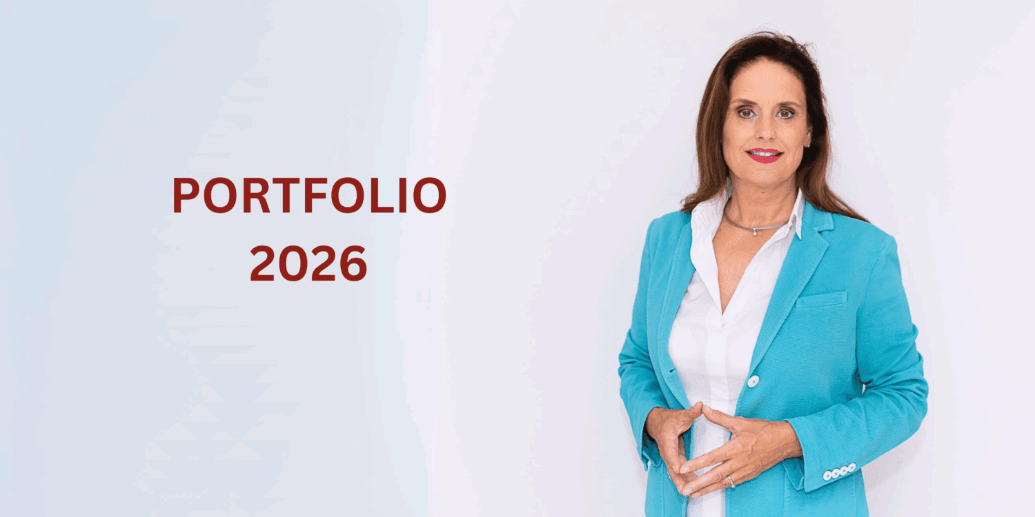Eine Frau in einem türkisfarbenen Blazer steht vor einem hellen Hintergrund mit dem Text "PORTFOLIO 2026" in Rot zu ihrer Linken. Sie lächelt, hat die Hände gefaltet und ist bereit, die Chancen der digitalen Weiterbildung zu ergreifen.