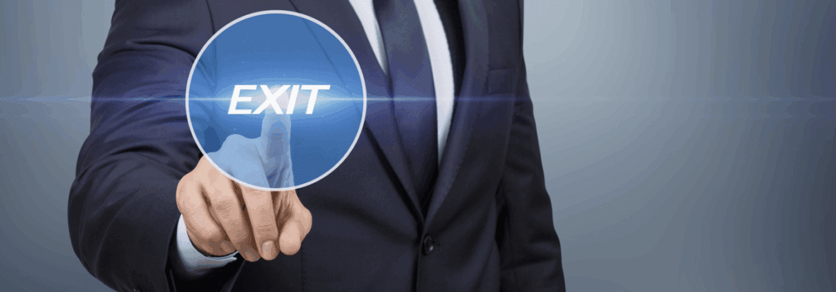 Ein Mann im Anzug, der Auftrittskompetenz demonstriert, drückt eine virtuelle Taste mit der Aufschrift "EXIT" auf einer transparenten Touchscreen-Oberfläche vor einem blauen Hintergrund mit Farbverlauf.