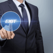 Ein Mann im Anzug, der Auftrittskompetenz demonstriert, drückt eine virtuelle Taste mit der Aufschrift "EXIT" auf einer transparenten Touchscreen-Oberfläche vor einem blauen Hintergrund mit Farbverlauf.