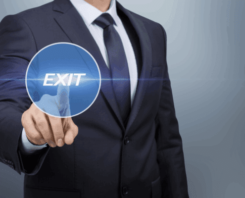 Ein Mann im Anzug, der Auftrittskompetenz demonstriert, drückt eine virtuelle Taste mit der Aufschrift "EXIT" auf einer transparenten Touchscreen-Oberfläche vor einem blauen Hintergrund mit Farbverlauf.