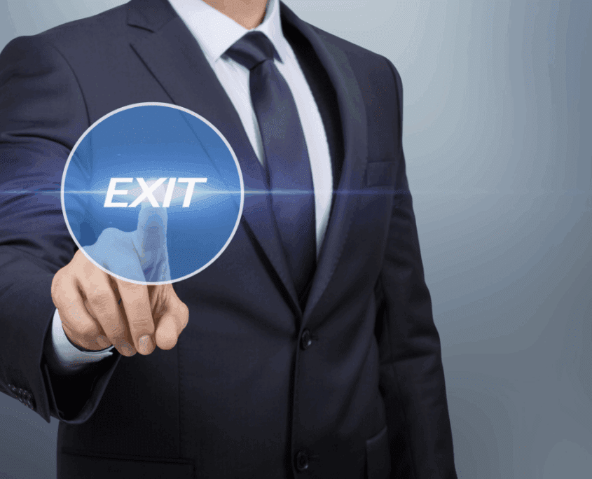 Ein Mann im Anzug, der Auftrittskompetenz demonstriert, drückt eine virtuelle Taste mit der Aufschrift "EXIT" auf einer transparenten Touchscreen-Oberfläche vor einem blauen Hintergrund mit Farbverlauf.